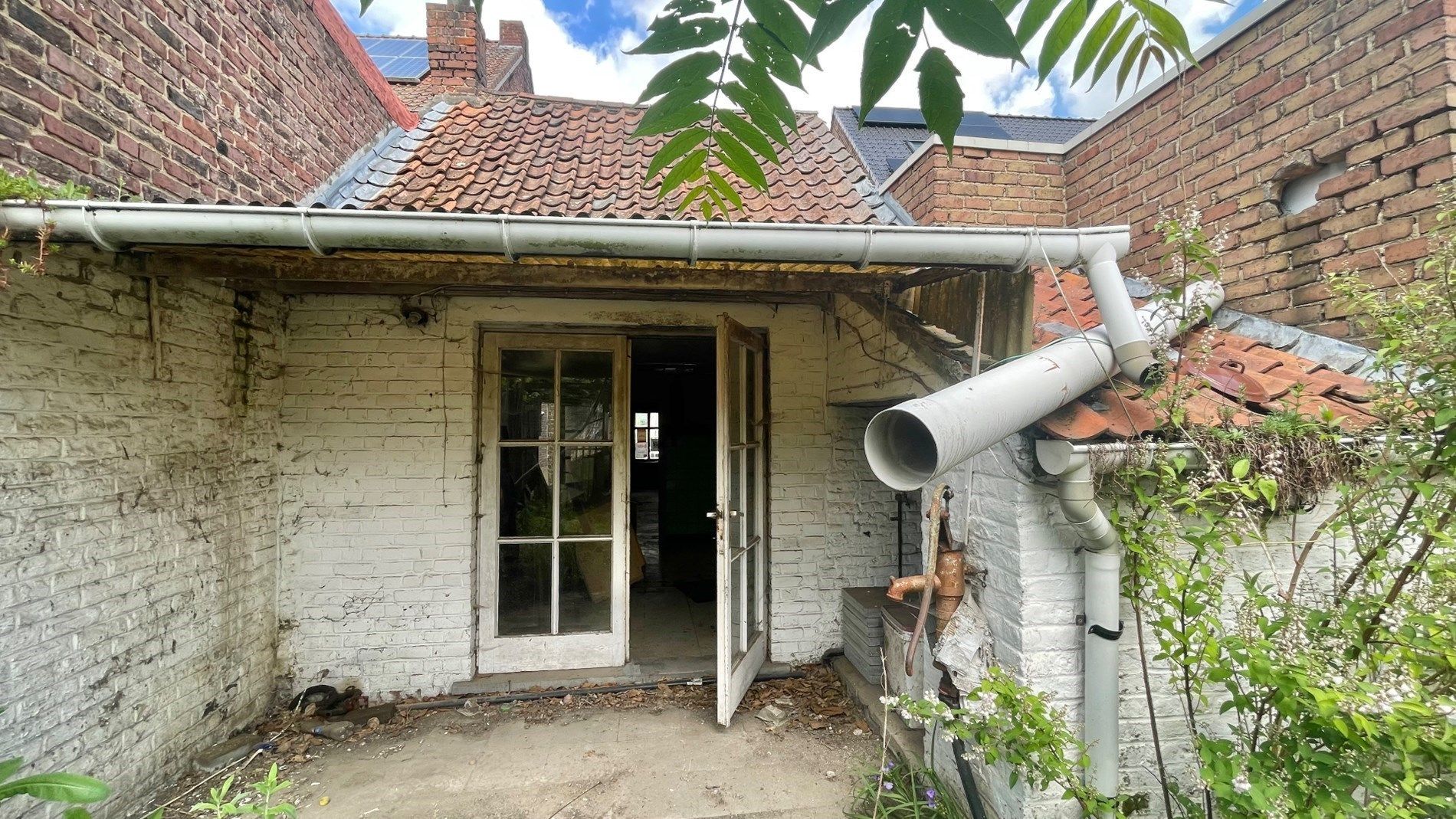 Handelspand (café) met zijweg op 305 m² grond foto 12