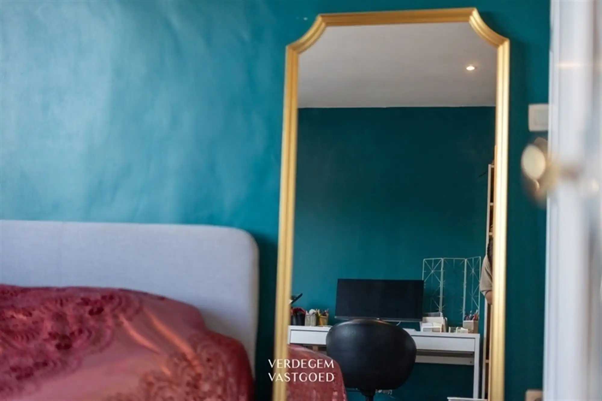 Zeer bereikbare gezinswoning met 4 slaapkamers en paadje naar zonnige tuin foto 12