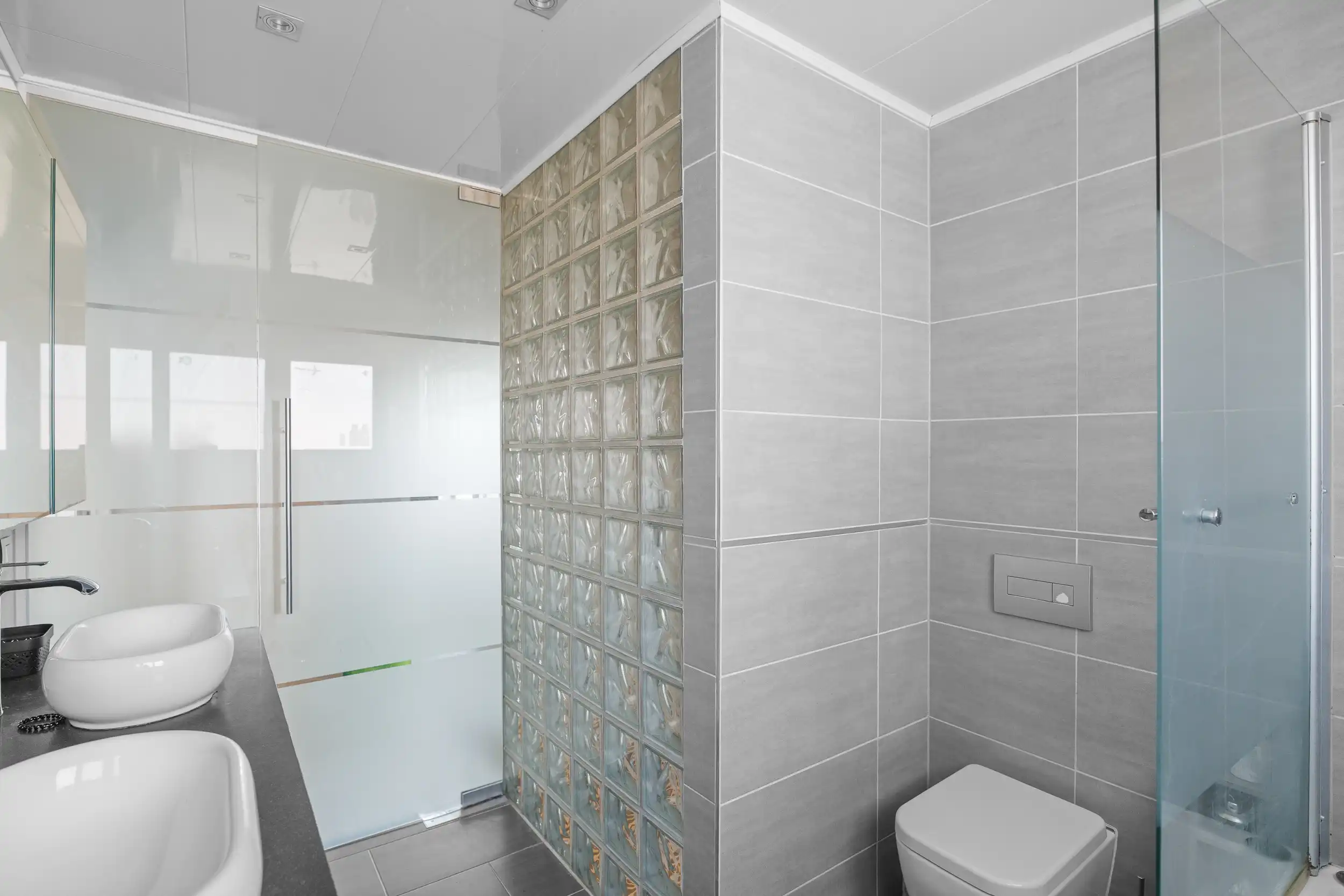 Instapklare halfopen bebouwing met zonnige tuin foto 9