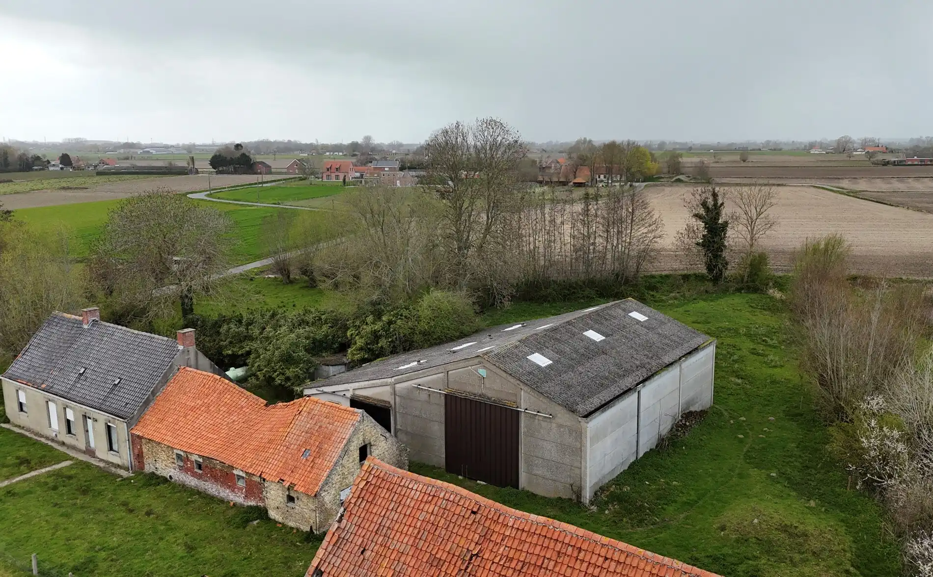 Rustig gelegen alleenstaande woning met loods en schuur te Kortemark  foto 2