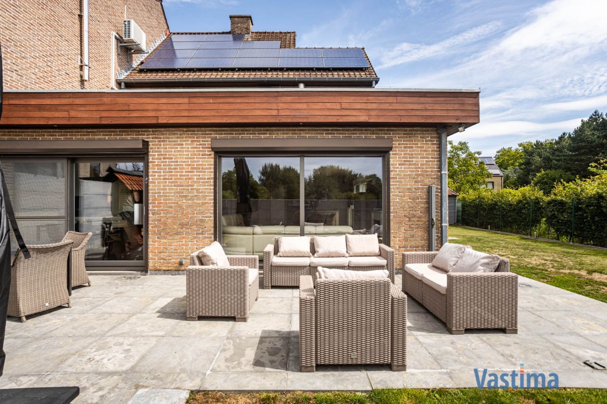 Halfopen bebouwing met zonnige tuin in doodlopende straat foto 25