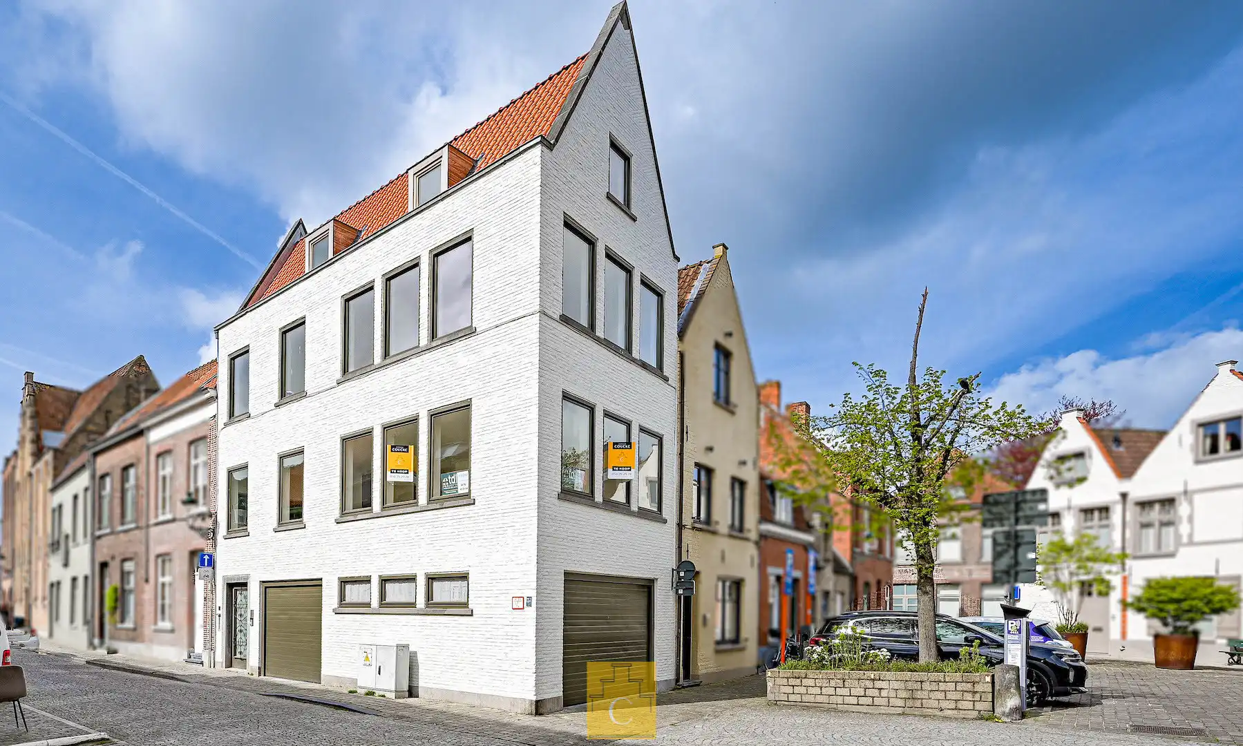 hippe eigentijds gerenoveerde hoekwoning met 2 garages en zonnige stadstuin in de gegeerde Sint-Annawijk foto {{pictureIndex}}