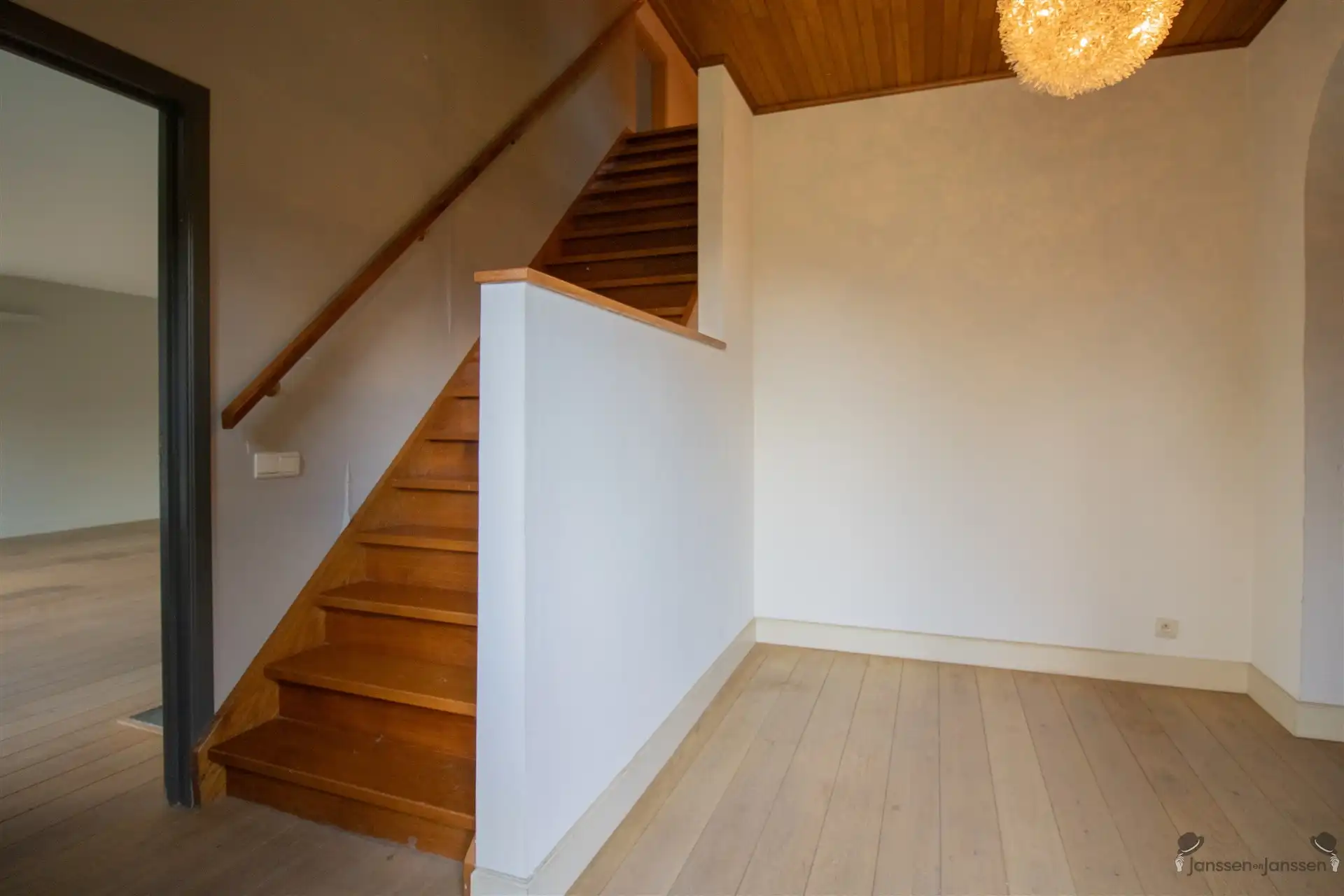 Rustig gelegen villa met min. 5 slaapkamers, ruime garage en zwembad op 1.876 m² foto 21