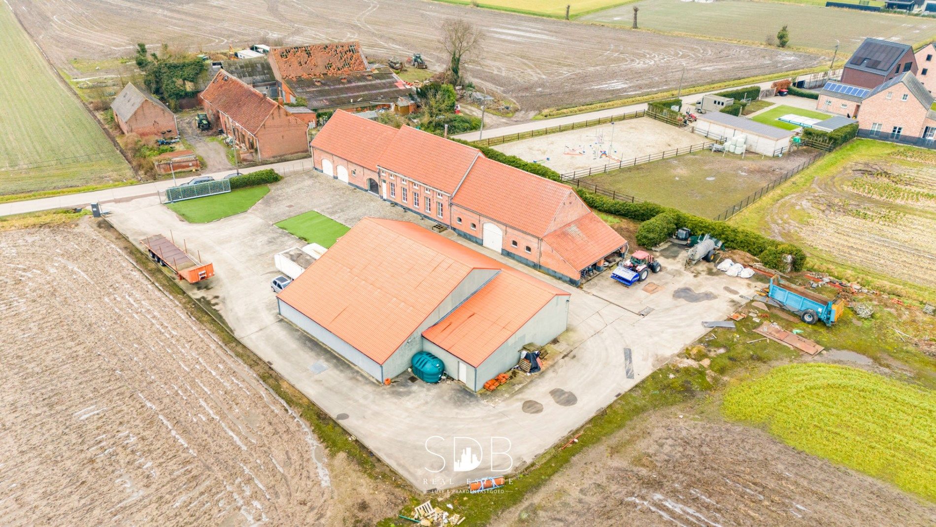 Prachtige villa in hoevestijl met bijgebouwen en graslanden op 89.070m² foto 3