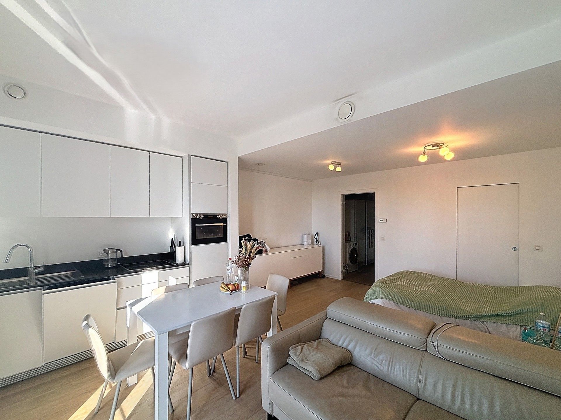 EUROPESE COMMISSIE STUDIO GEMEUBILEERD foto {{pictureIndex}}