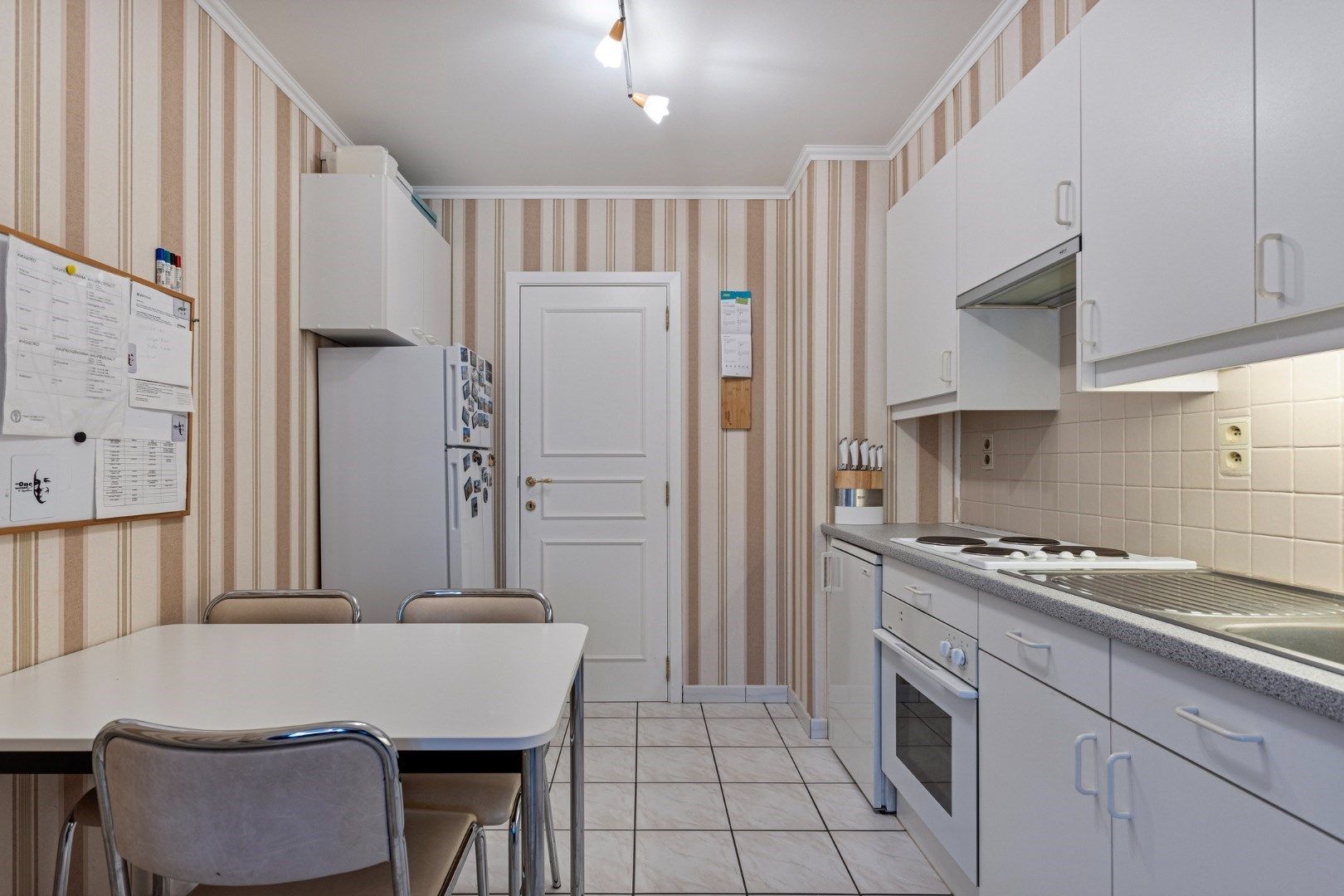 Instapklaar appartement met 3 slaapkamers en garage - centrum Tongeren foto 9