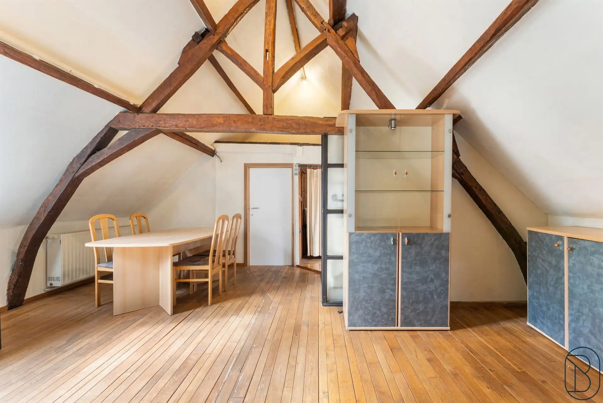 Goedgelegen charmante eigendom met veel potentieel! foto 17