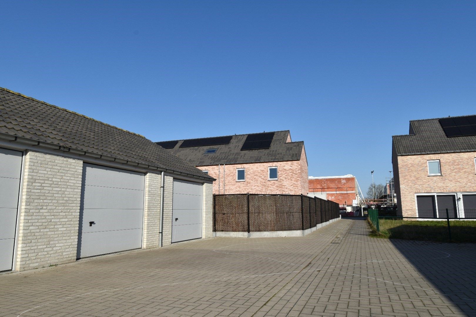 Instapklare gezinswoning met 3 slaapkamers (meer mogelijk!), zonnige tuin én garage te Heule foto 14