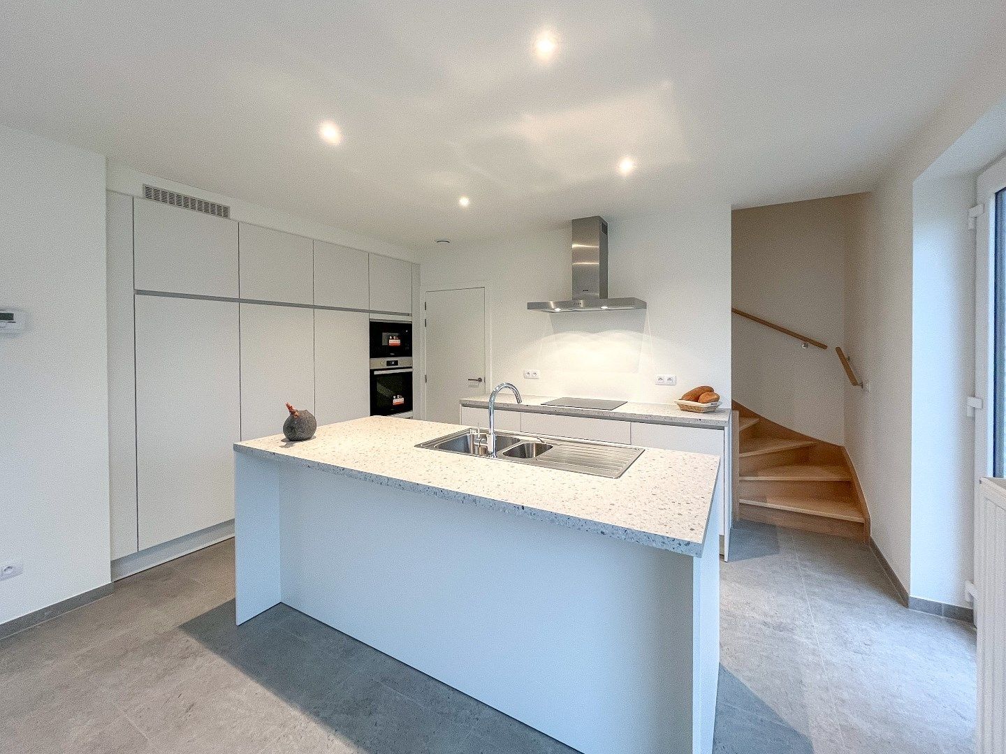 Ruime energiezuinige nieuwbouwwoning (type halfopen) (2024) met carport op 247m² gelegen te Houthulst. foto 2