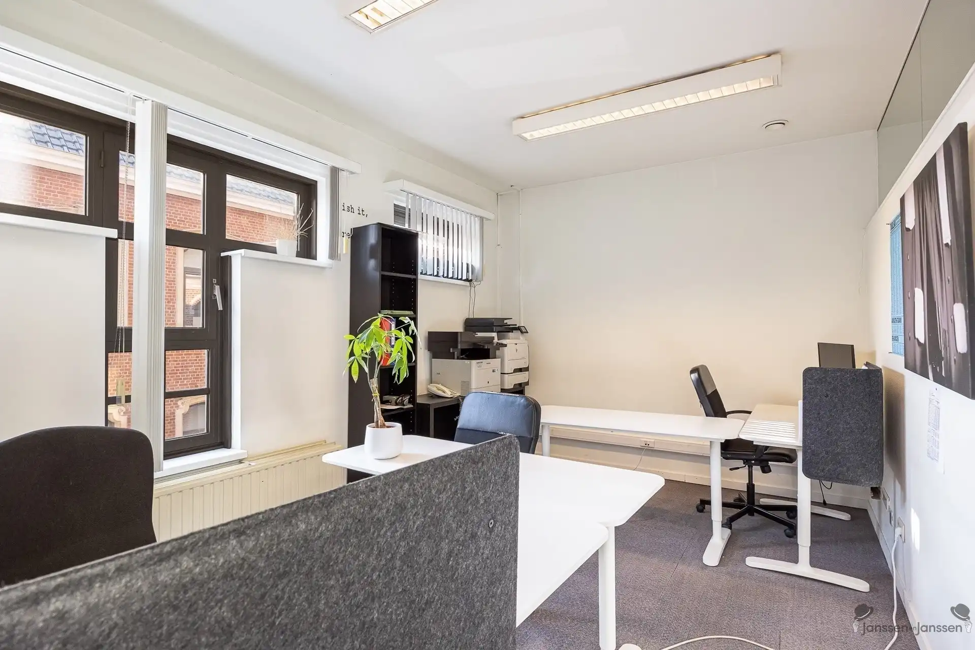 Centraal gelegen handelspand met ruime parking foto 16