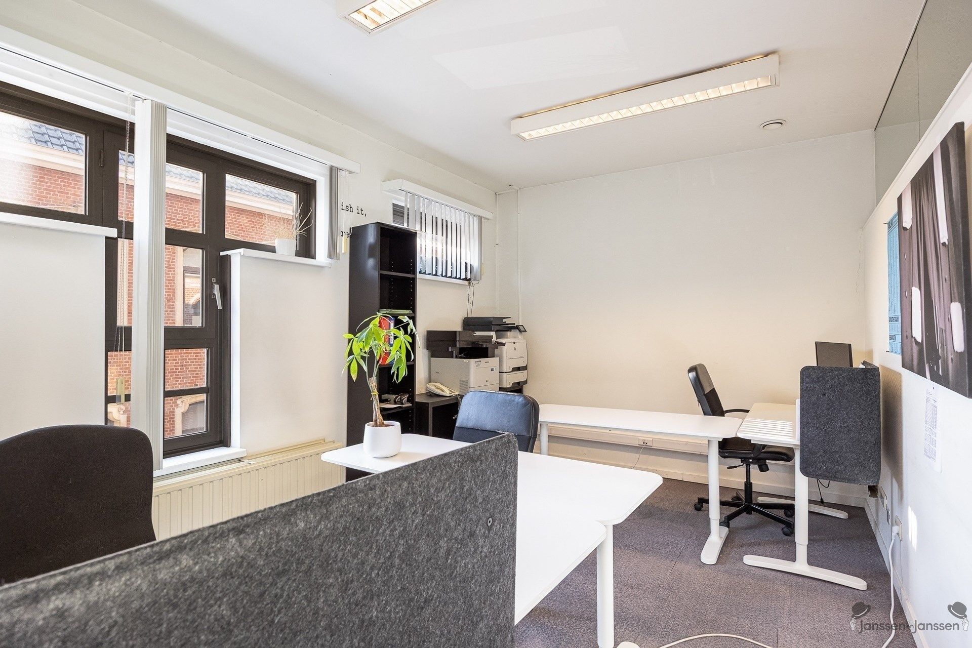 Centraal gelegen handelspand met ruime parking foto 16