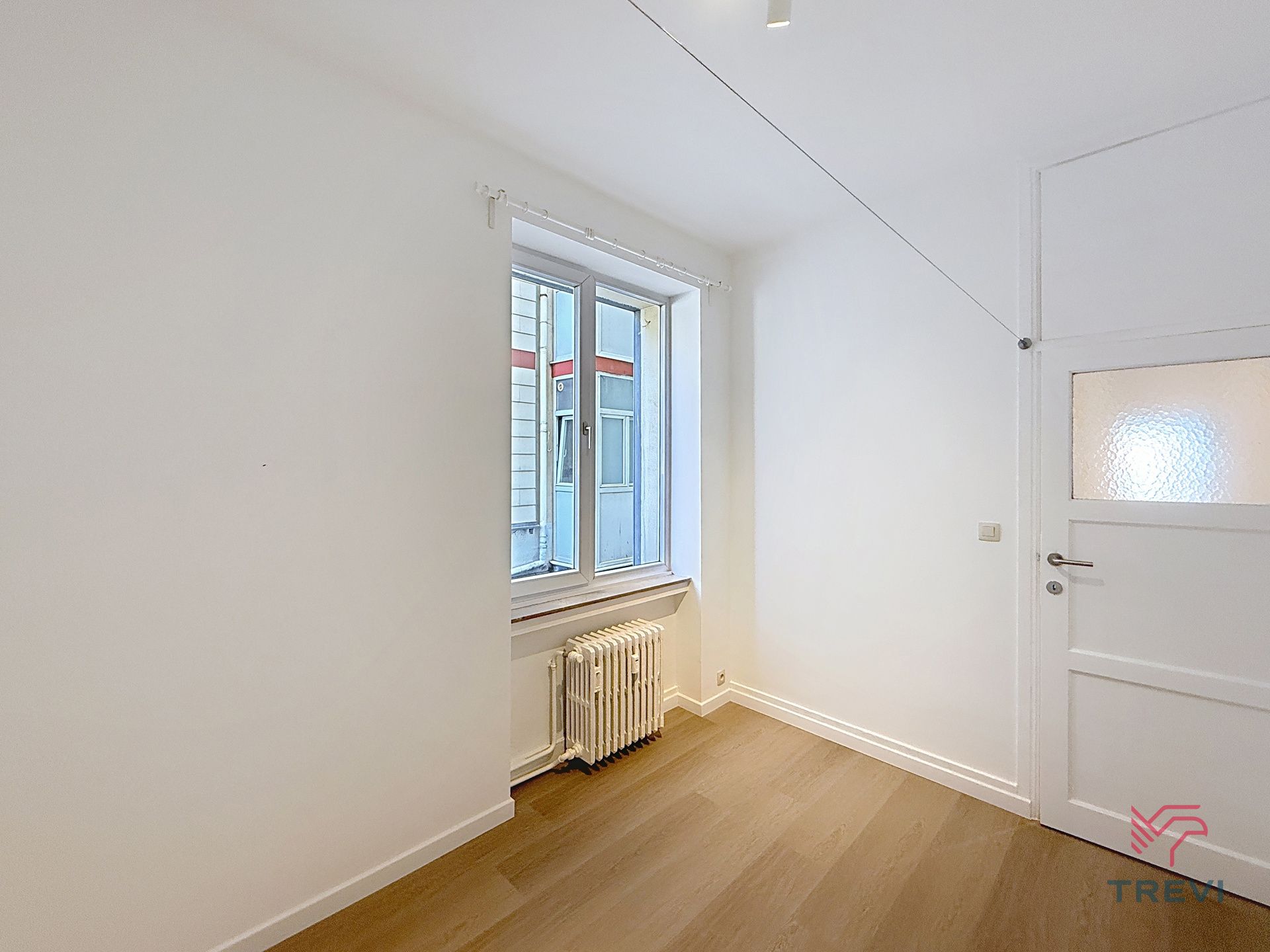 Volledig gerenoveerd appartement met 2 slaapkamers + studeerkamer! foto 17