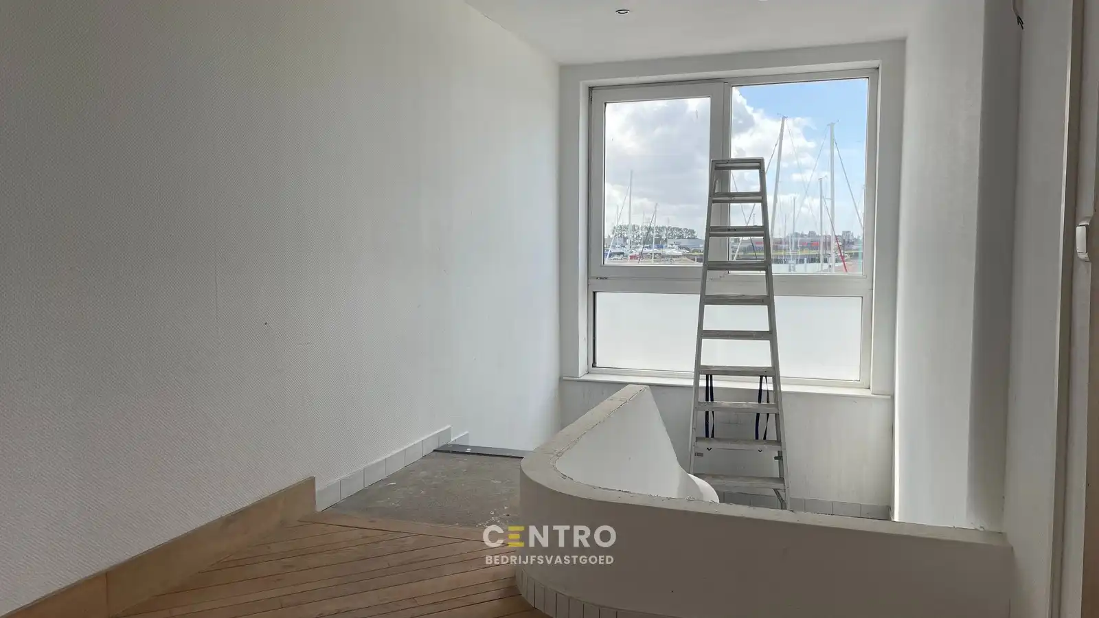 Horeca pand met bovenverdieping dat kan dienen als kantoorruimte te huur aan de jachthaven van Zeebrugge foto 3