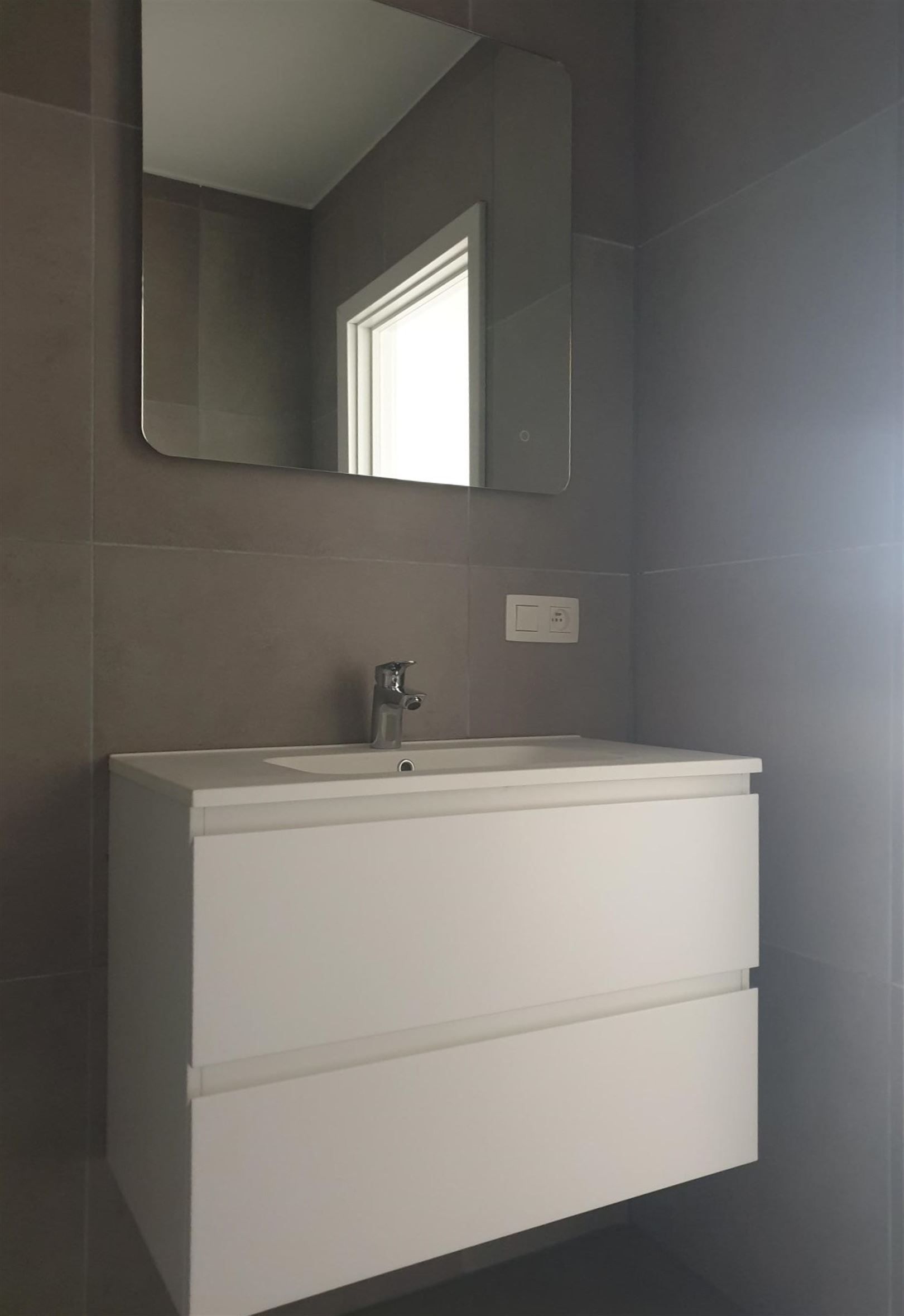 VOLLEDIG OPGESCHILDERD NIEUWBOUWAPPARTEMENT MET TWEE SLAAPKAMERS EN TWEE TERRASSEN foto 13