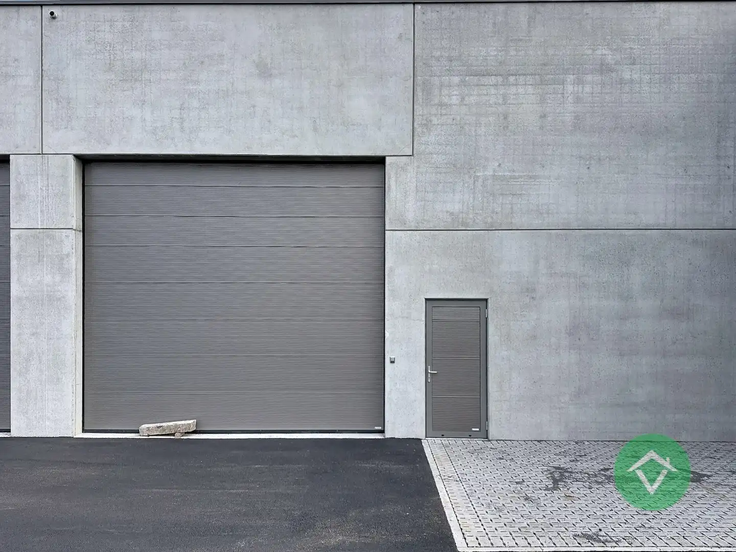 Nieuwbouw loods KMO-UNIT te koop – 256 m² met 1 parkeerplaats inbegrepen op de industriezone te Aartrijke foto {{pictureIndex}}