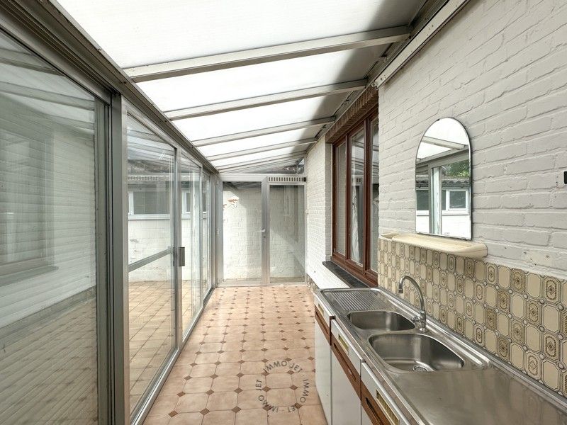 Halfopen bebouwing met oprit, garage en koer foto 8