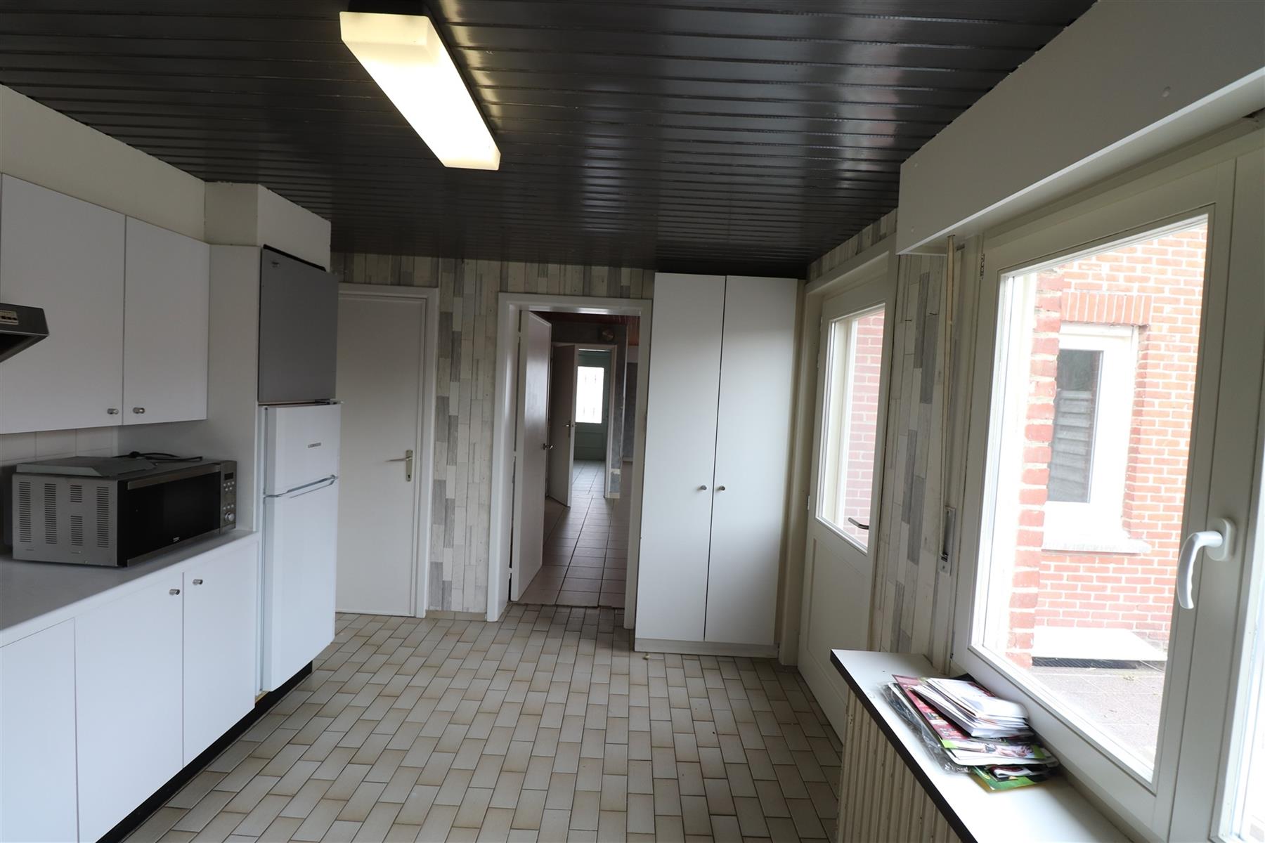 Een ruim woonhuis - halfopen bebouwing - met garage en tuin. foto 5