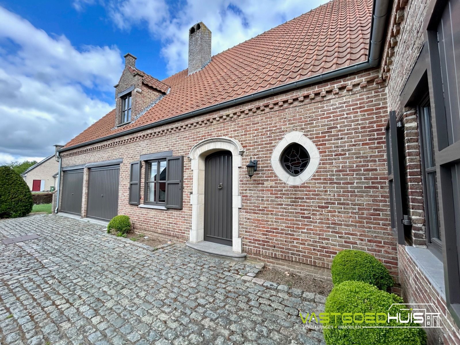 Statige villa met dubbele garage en prachtige tuin  foto 4