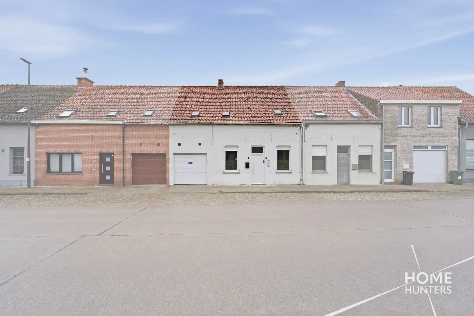 Hoofdfoto van de publicatie: Te renoveren woning met 3 slaapkamers en ruime garage in Vlamertinge