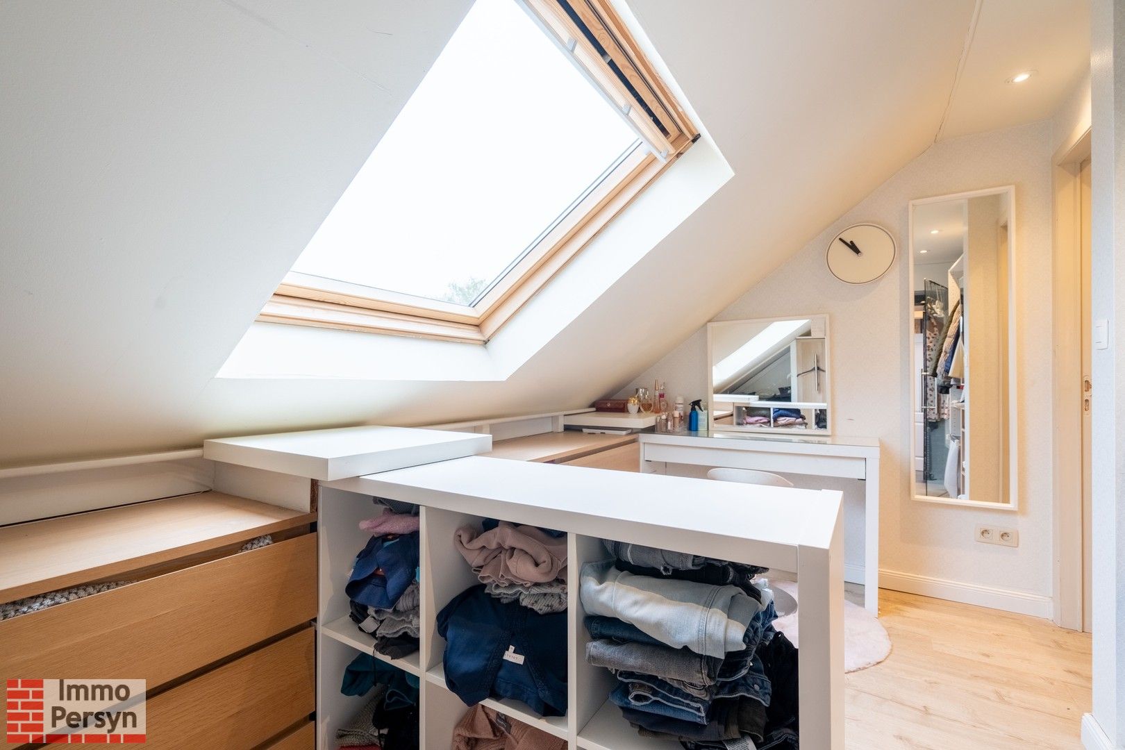 Luxueuze, ruime 4-slaapkamer woning. Twee badkamers. Gelijkvloers wonen. foto 28