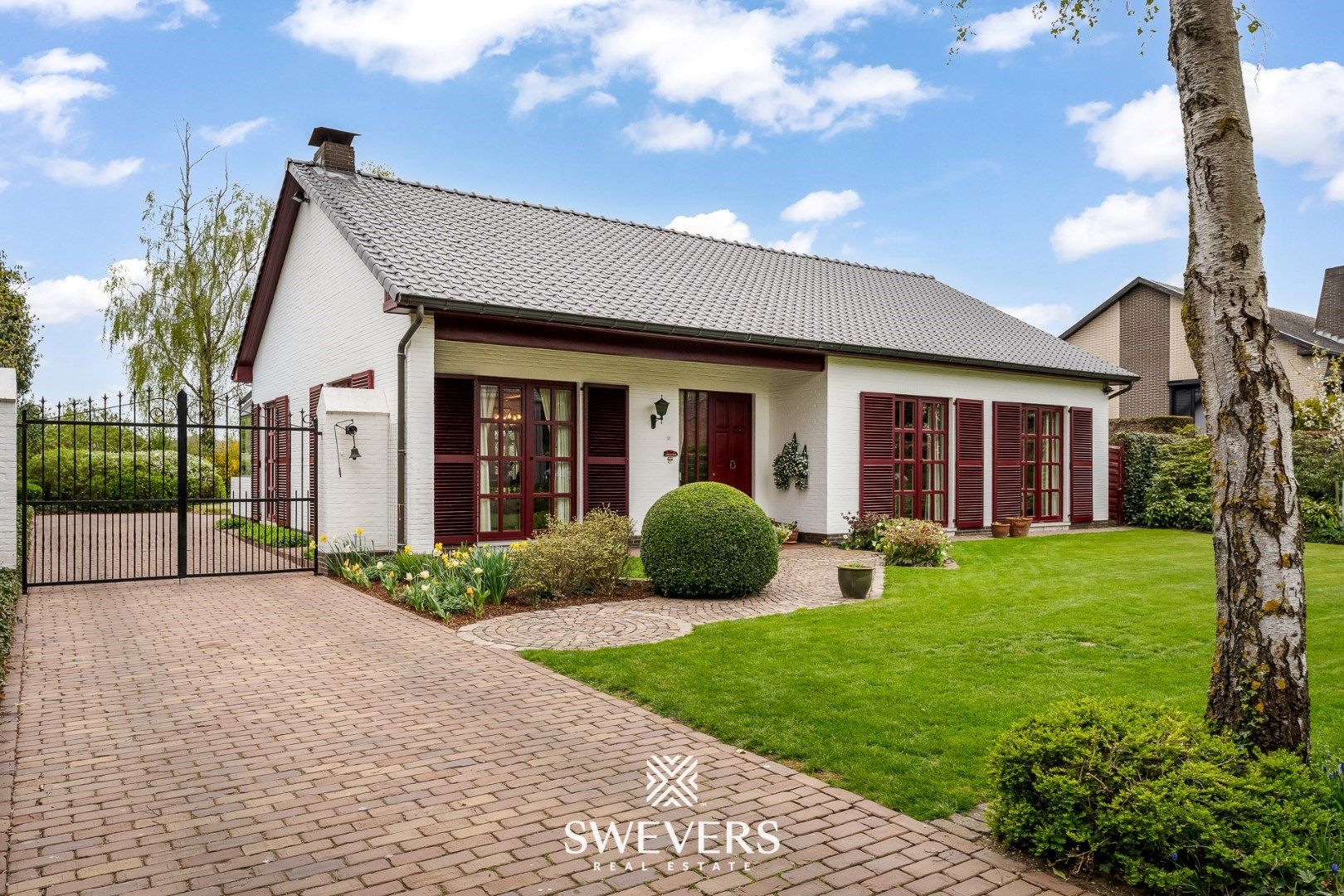 Instapklare woning met 5 slaapkamers op een zonnig perceel van 12a 50ca foto {{pictureIndex}}