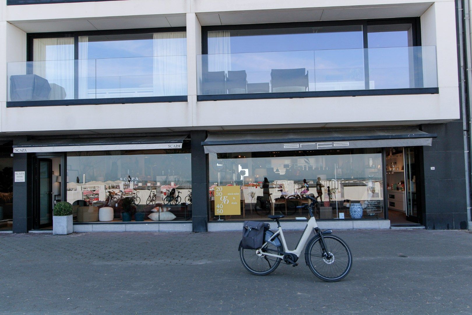 Handelsgelijkvloers met terras Zeedijk Zoute 786 te huur  foto 13