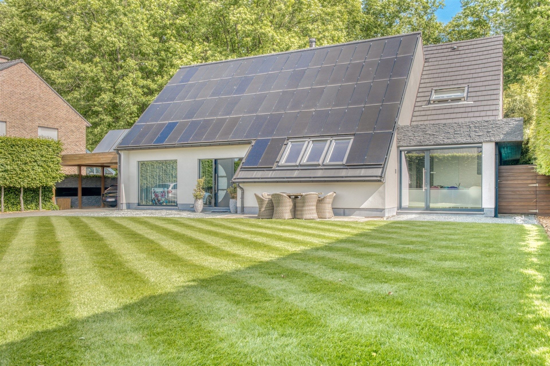 Villa met prachtige tuin, zwembad en bijgebouwen op 2.063m². foto {{pictureIndex}}