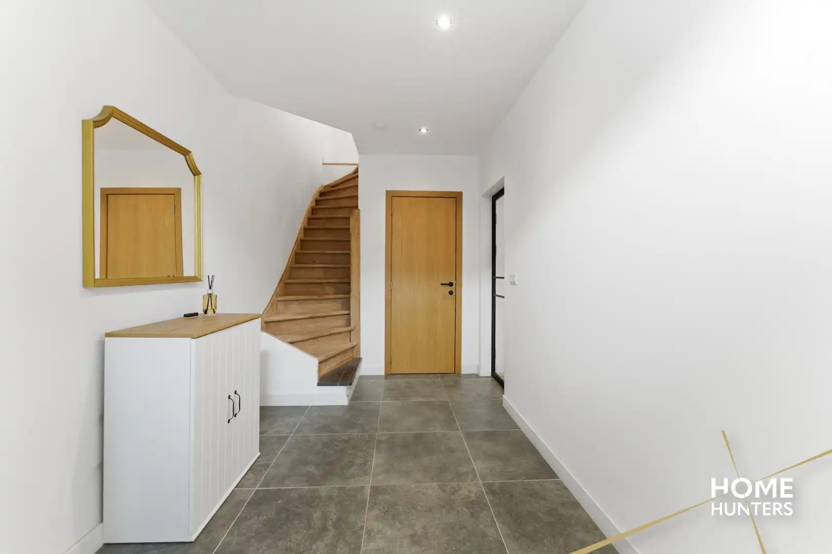 Instapklare gezinswoning met 4 slaapkamers, garage en uitweg te Sint-Kruis! foto 2