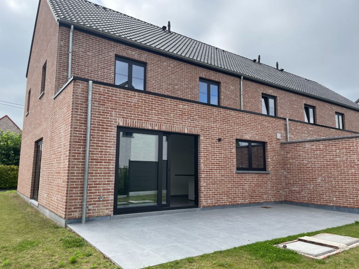 Drie slaapkamer EENGEZINSWONING met garage & tuin foto 7