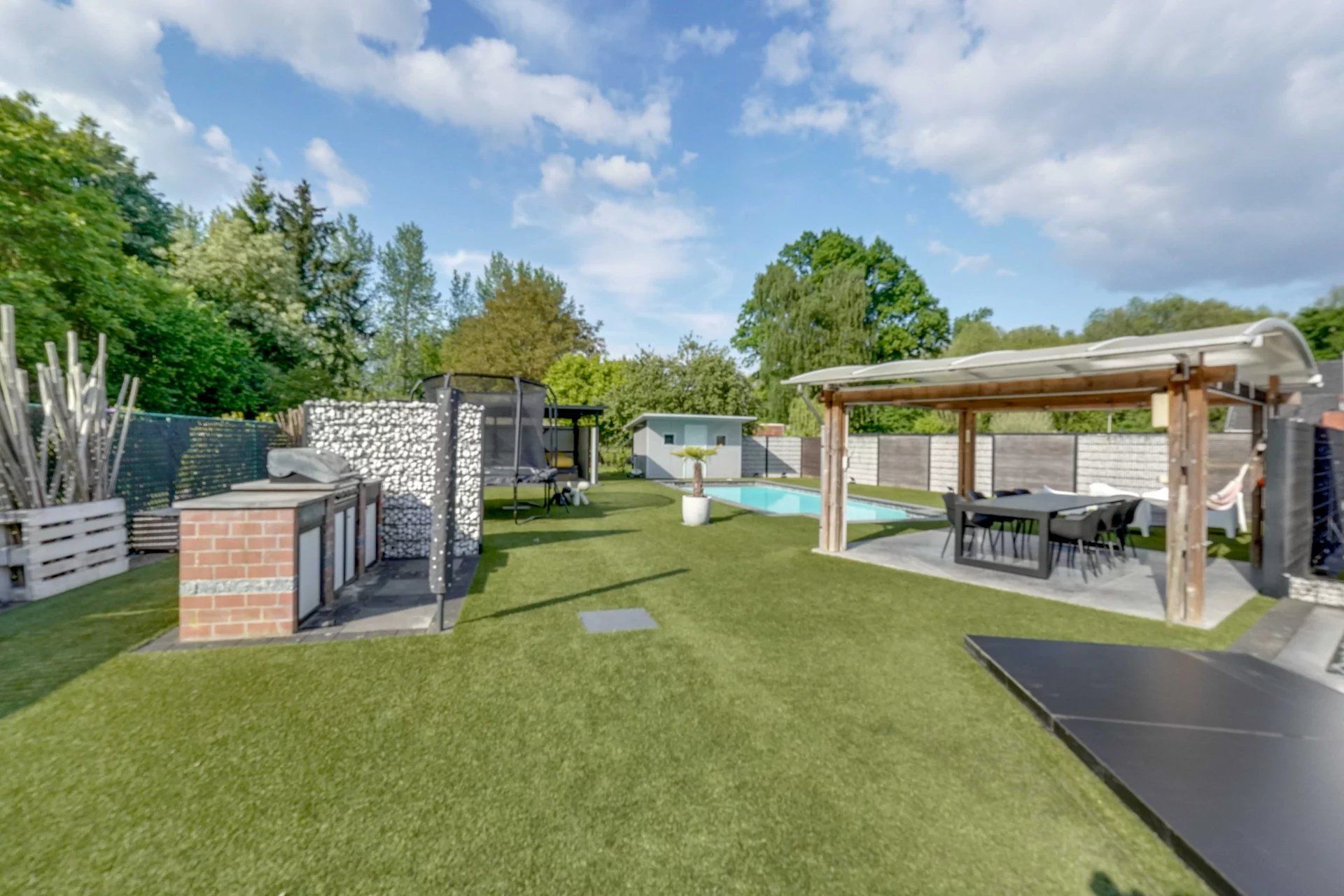Ruime woning met zwembad op mooi groot perceel foto 39