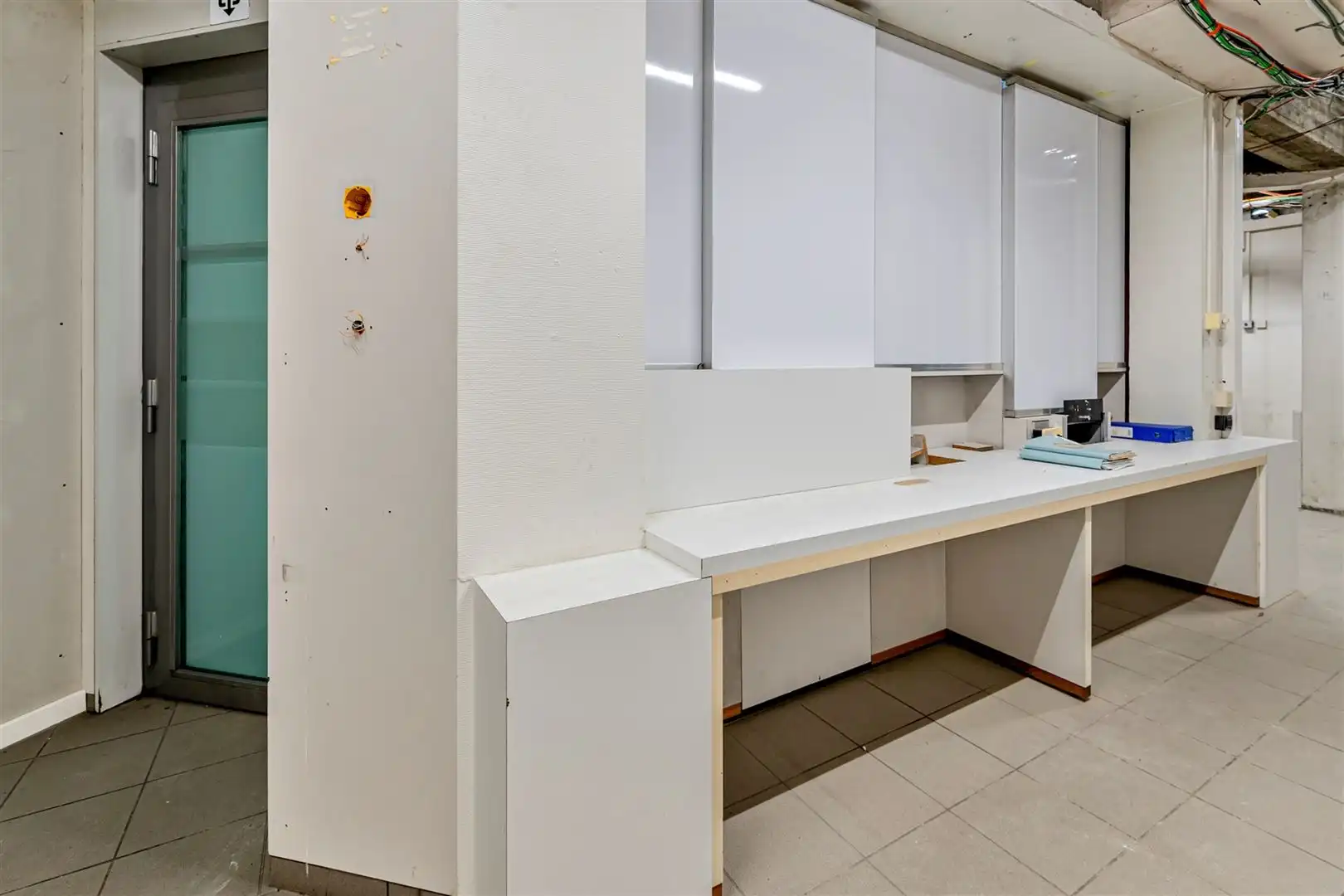 Centraal gelegen zeer ruim commercieel pand met 5 parkeerplaatsen foto 4