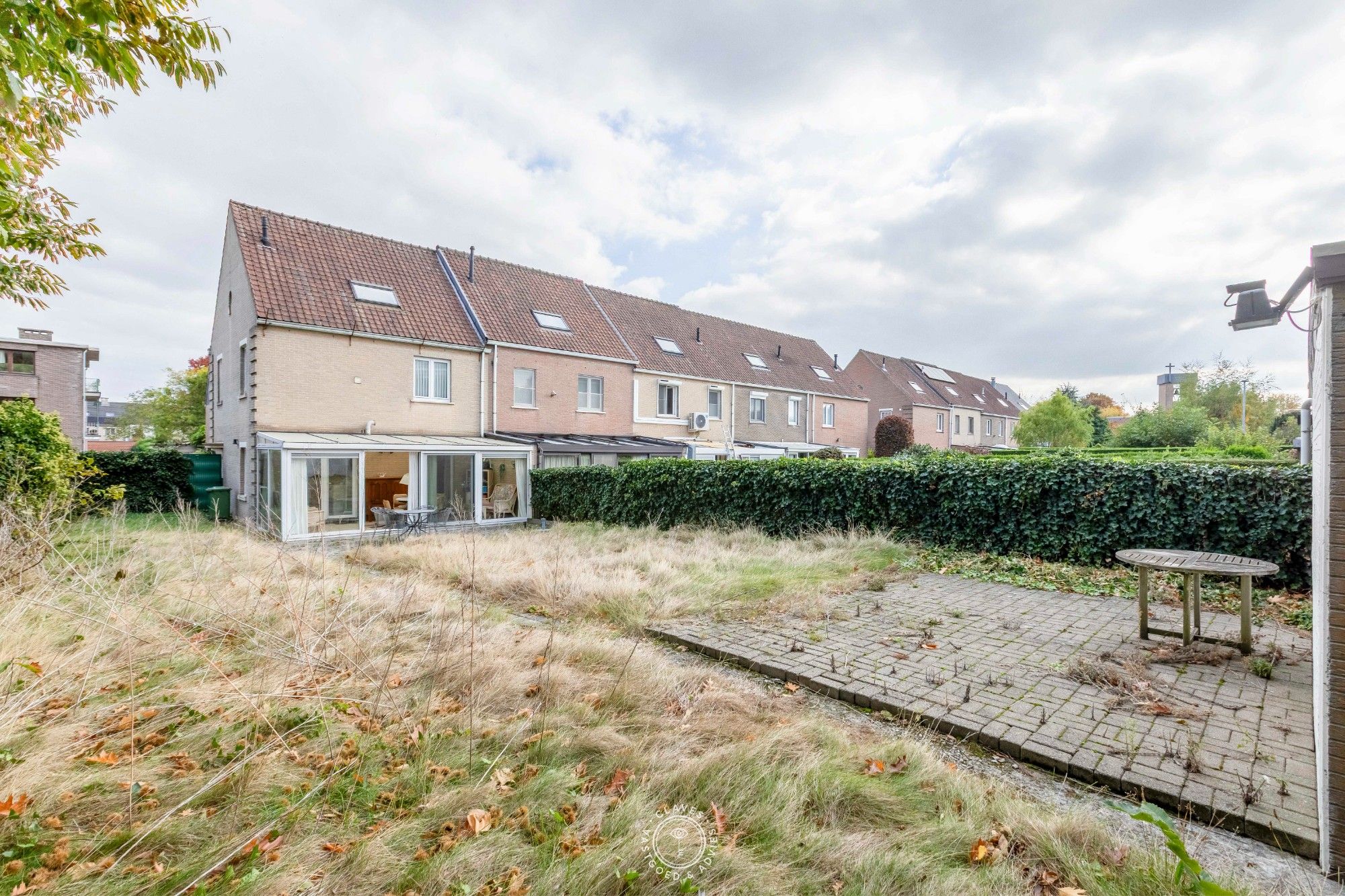 Centraal gelegen halfopen bebouwing met dubbele garage foto 5