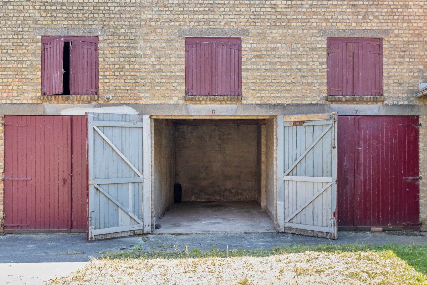 VEURNE: Historisch gebouw (reeds vermeld begin 15de eeuw, verbouwd in 1716) met meerdere garages pal in het centrum van Veurne op 673m² grondoppervlakte. foto 21