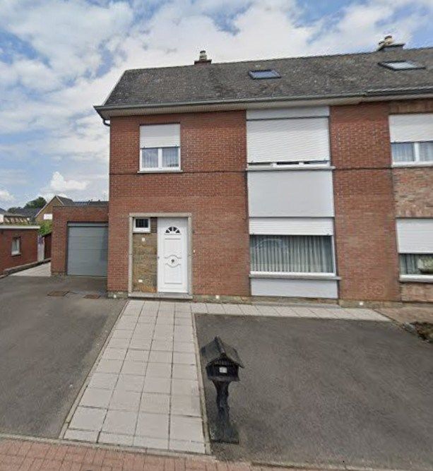 Woning met garage en tuin foto {{pictureIndex}}