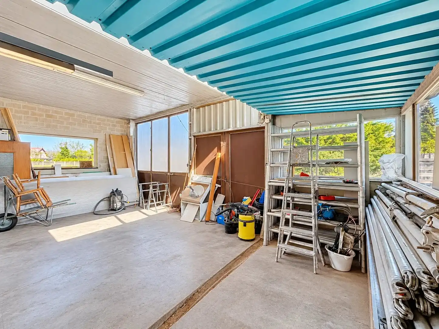 Ruime gerenoveerde woning met 5 slaapkamers, 2 badkamers, garage en grote loods in Lommel. foto 38