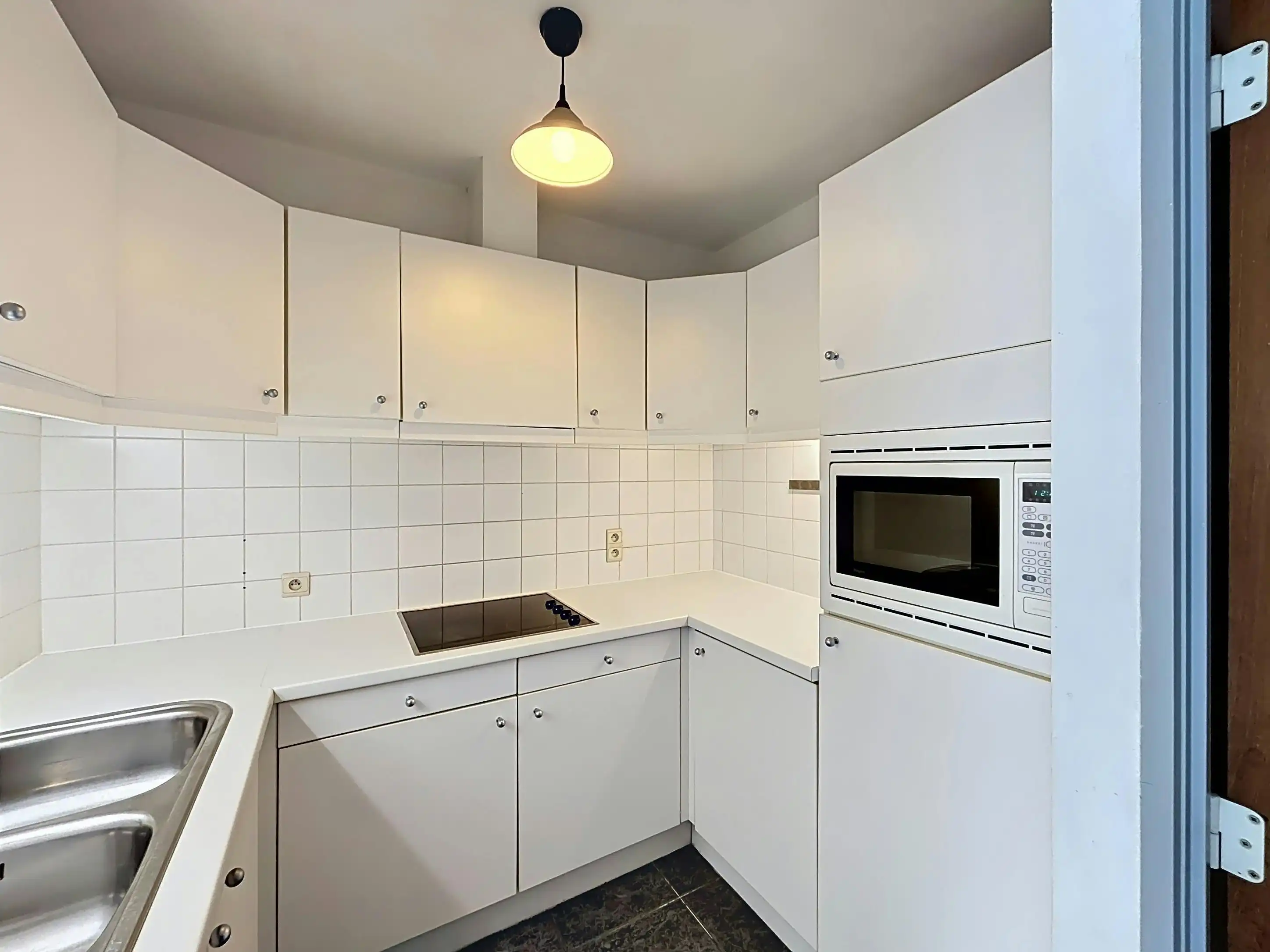 Instapklaar gelijkvloers appartement met gemeenschappelijke tuin en fietsenberging in hartje Kapellen! foto 9