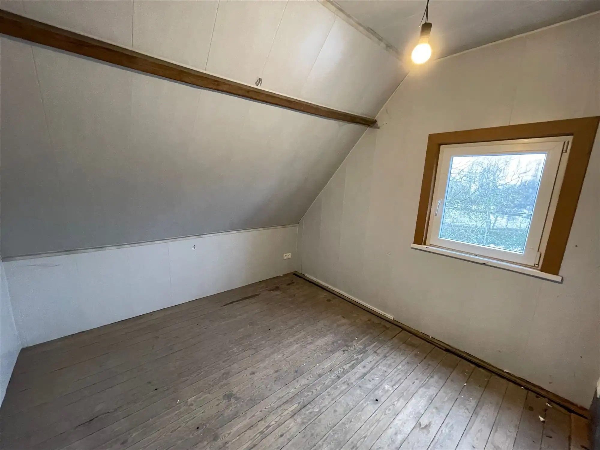 Woonhuis met garage en grote tuin foto 12