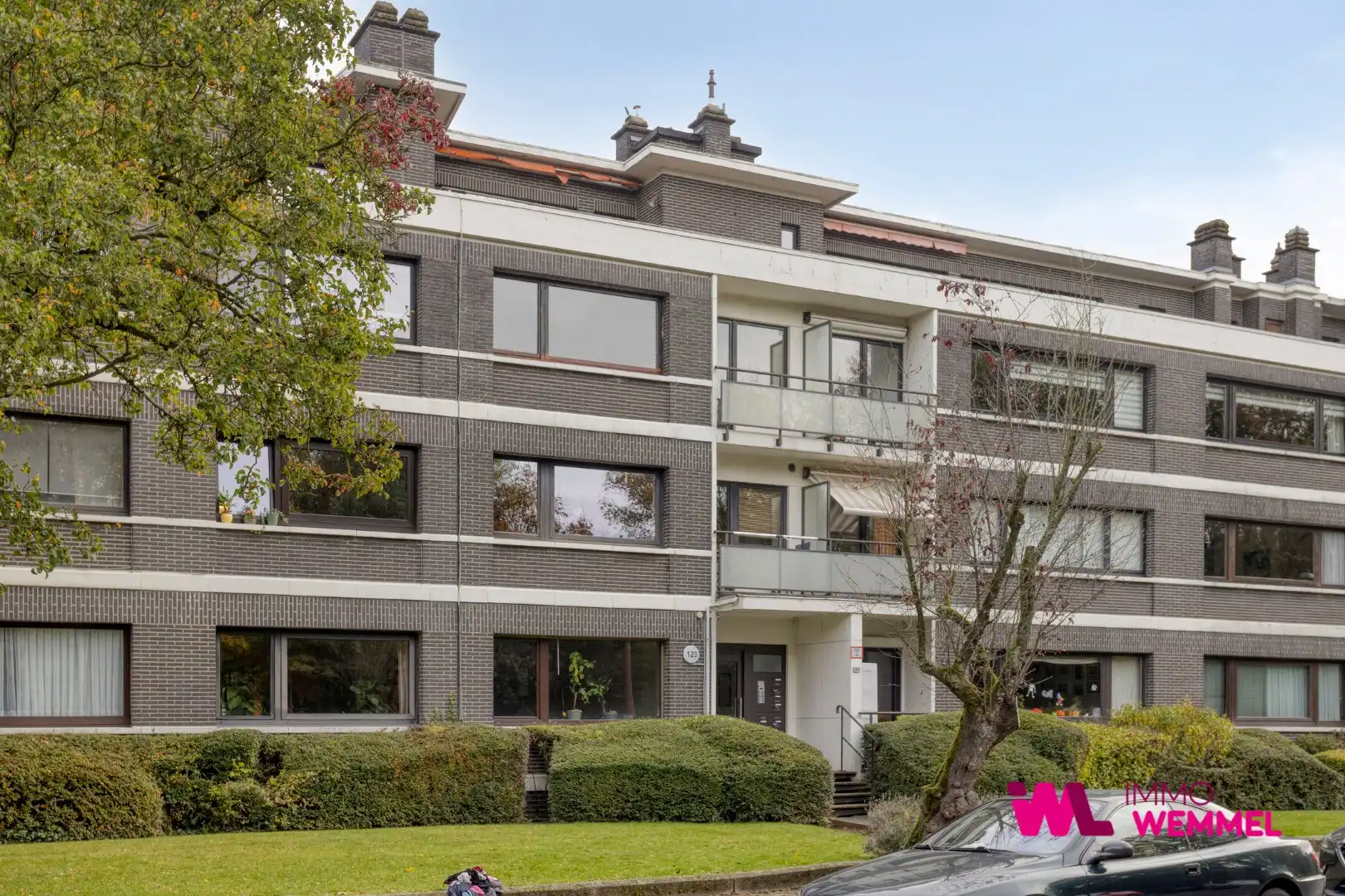 Rustig gelegen appartement met 2 terrassen, 2 slaapkamers, lift en kelder. Goed onderhouden gebouw, te renoveren naar eigen smaak. Optionele garage (€ 30.000).  foto 2