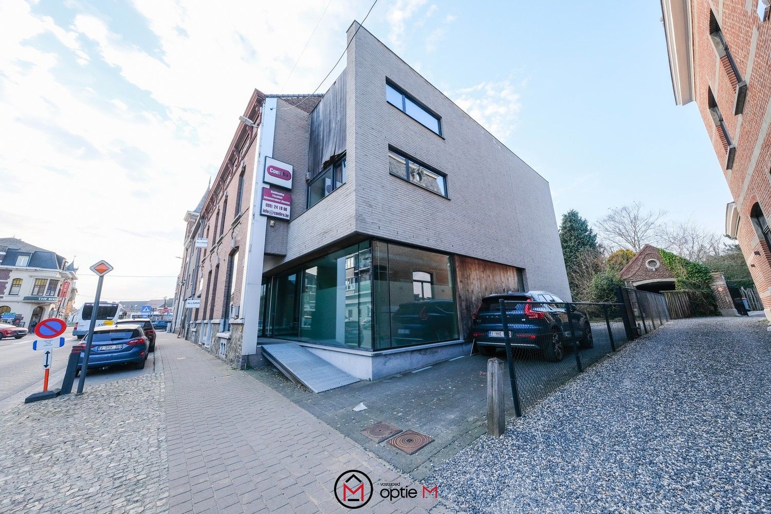 Ruim en authentiek kantoorgebouw op toplocatie in Bilzen foto {{pictureIndex}}