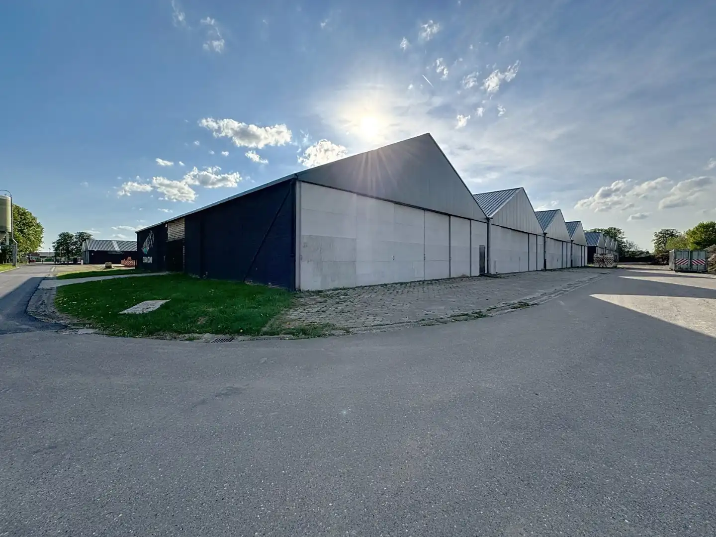 Compartimenteerbare loods van 2.300m² op 56 are! foto {{pictureIndex}}