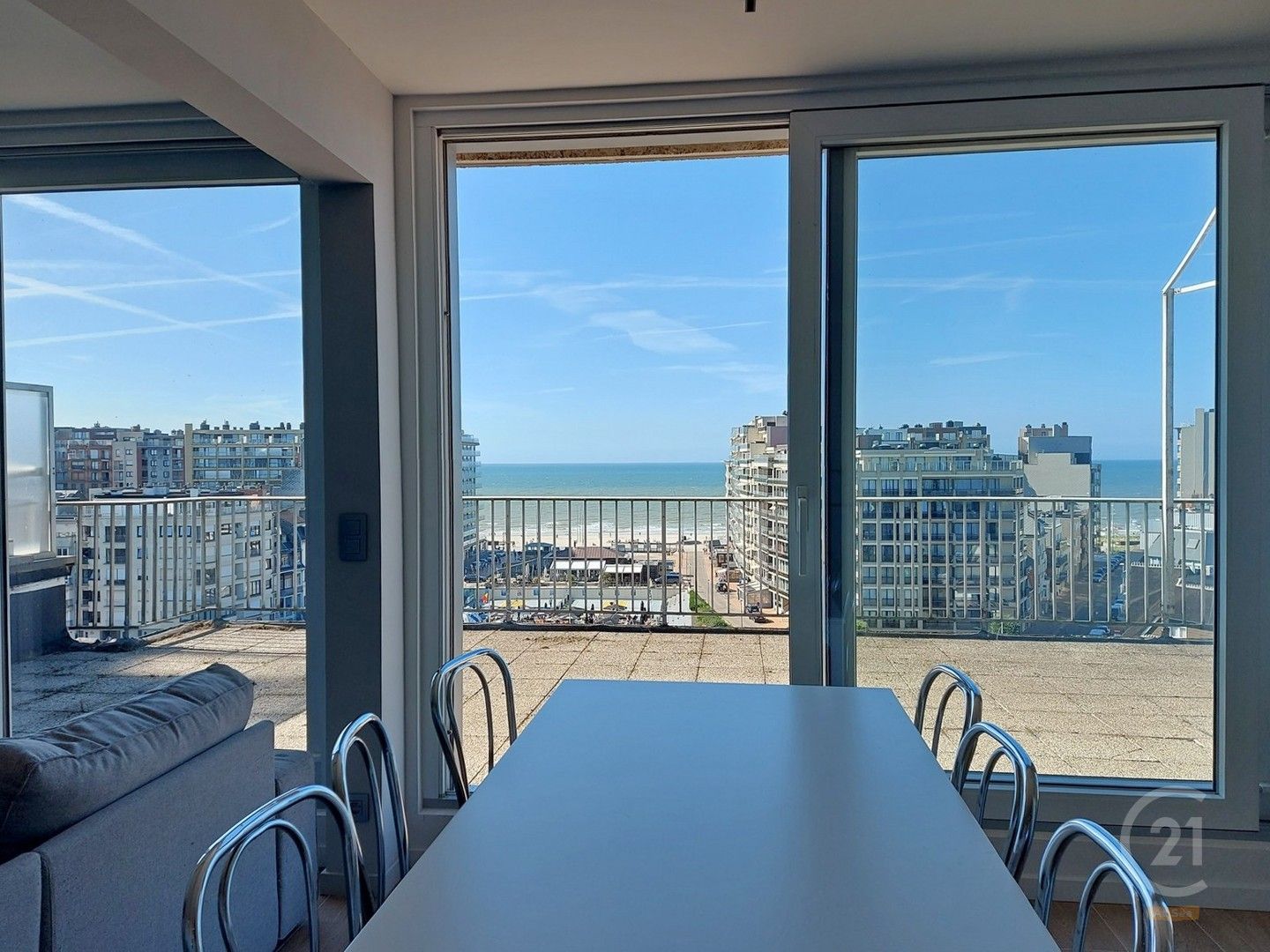 Prachtig gerenoveerde penthouse met 2 slaapkamers en mogelijkheid voor inpandige garage. foto 2