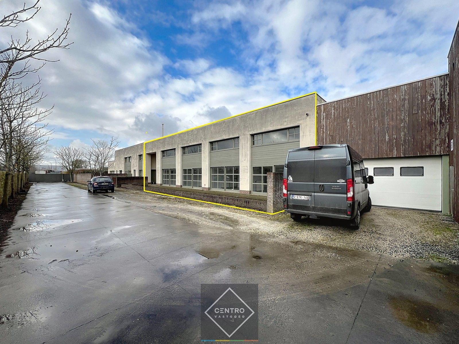 Instapklaar BEDRIJFSGEBOUW bestaande uit een geïsoleerd MAGAZIJN (± 2.935m²) met KANTOORGEBOUW (± 305m²). Ruim verhard buitenterrein én 2 rolbruggen. Op industriezone te Houthulst. foto 24