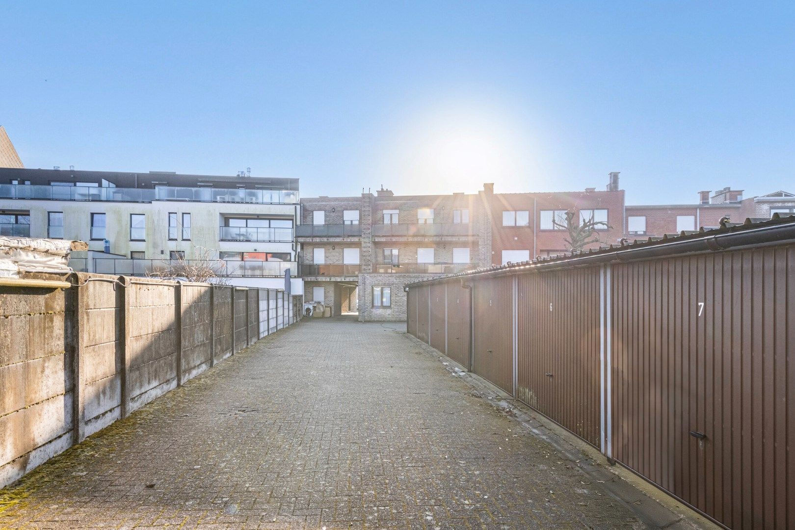 Op zoek naar een opbrengsteigendom met handelspand, 2 appartementen en 4 garages in hartje Merchtem? Welkom Home!  foto 9