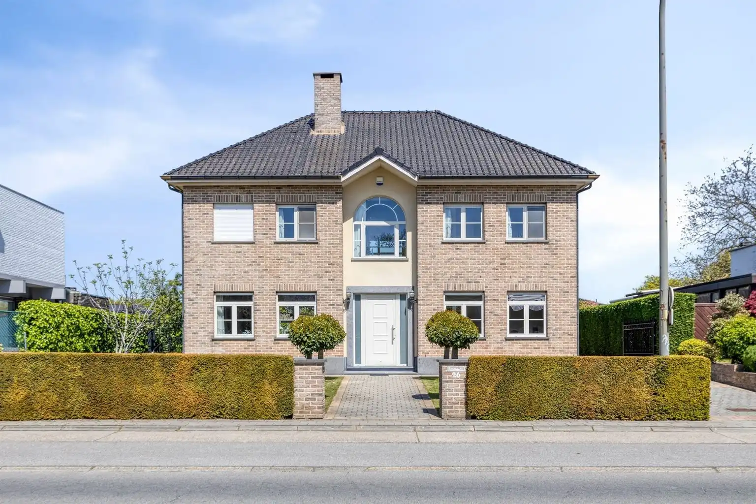 Prachtige vrijstaande villa met 5 (+3) slaapkamers, garage en omheinde tuin, ideaal gelegen op een boogscheut van het centrum van Maaseik.  foto {{pictureIndex}}