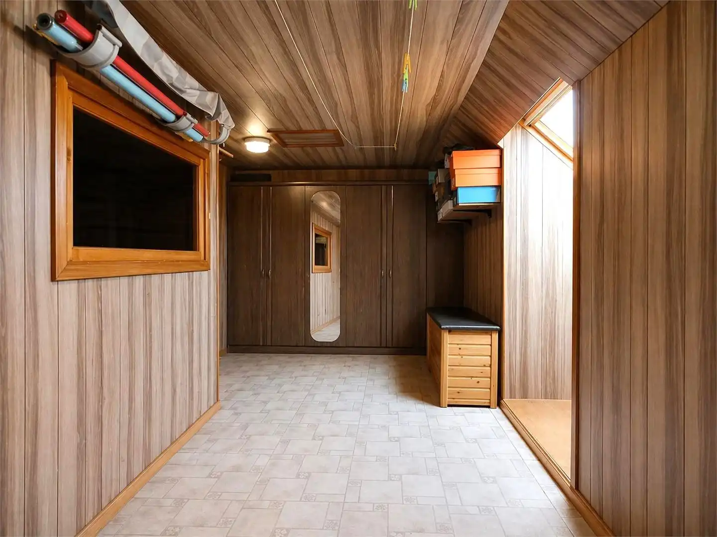 Deze ruime en uitstekend onderhouden villa-bungalow op een perceel van 1.264 m² combineert comfort, functionaliteit en een aangename woonbeleving met een zuidgericht terras en een prachtig aangelegde tuin met zwembad en badhuis. foto 26