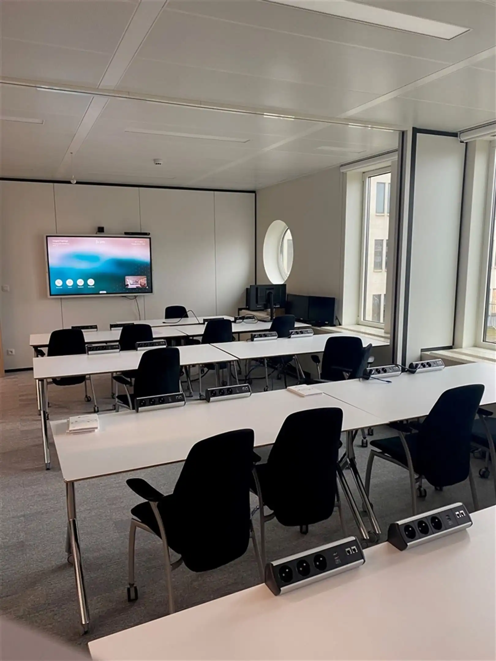 TWIN SQUARES - 984m² instapklaar foto 13