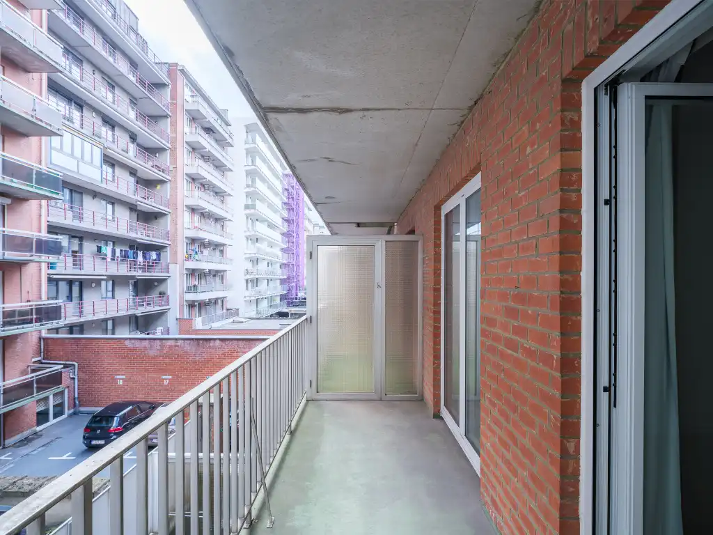 Regio Gent Zuid - Lichtrijk, op te frissen drieslaapkamer-appartement gelegen in een zijstraat van de muinkkaai met zicht op het water. foto 13