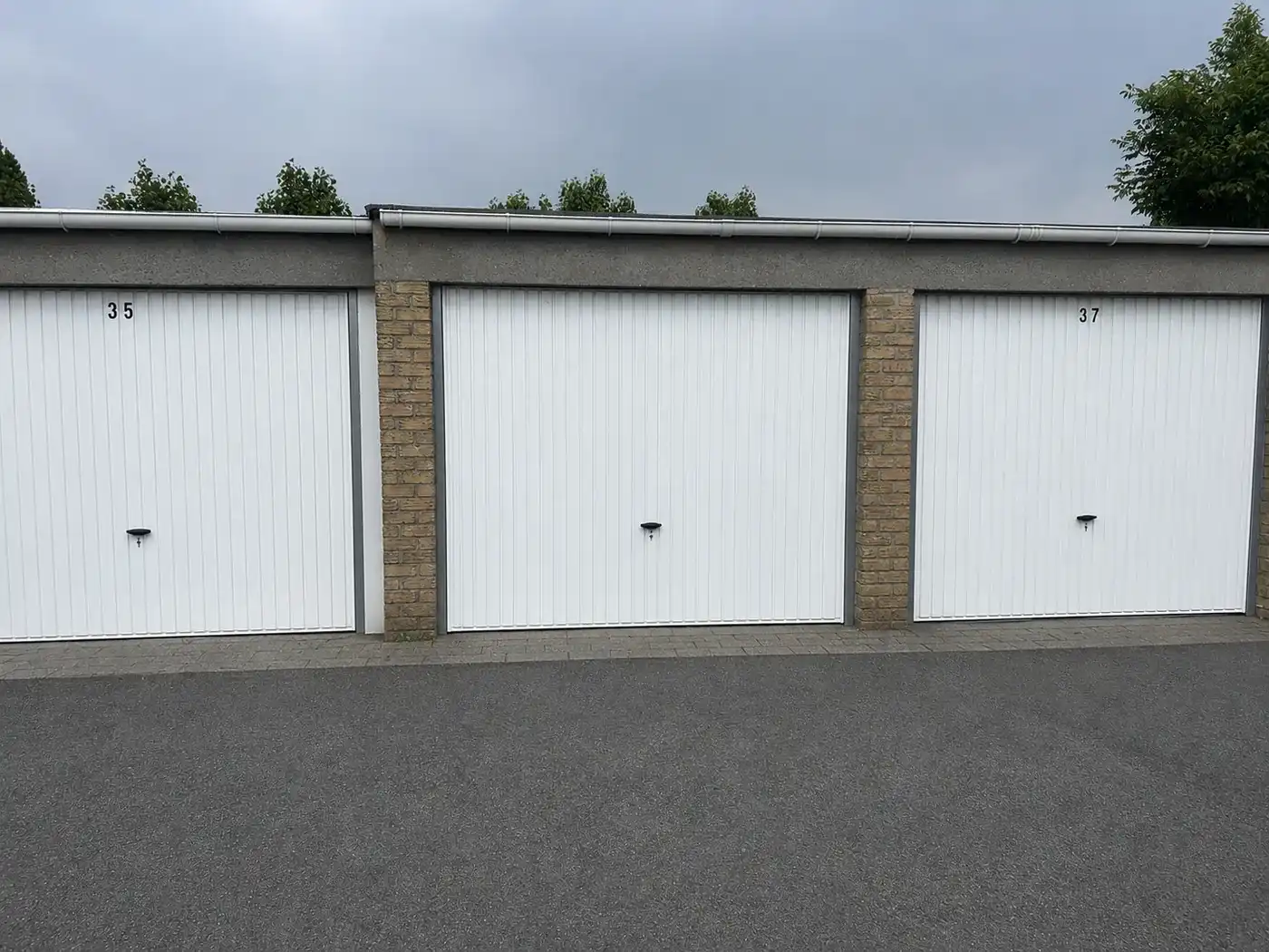 Garageboxen te koop op rustige locatie in het centrum van Kortrijk foto {{pictureIndex}}