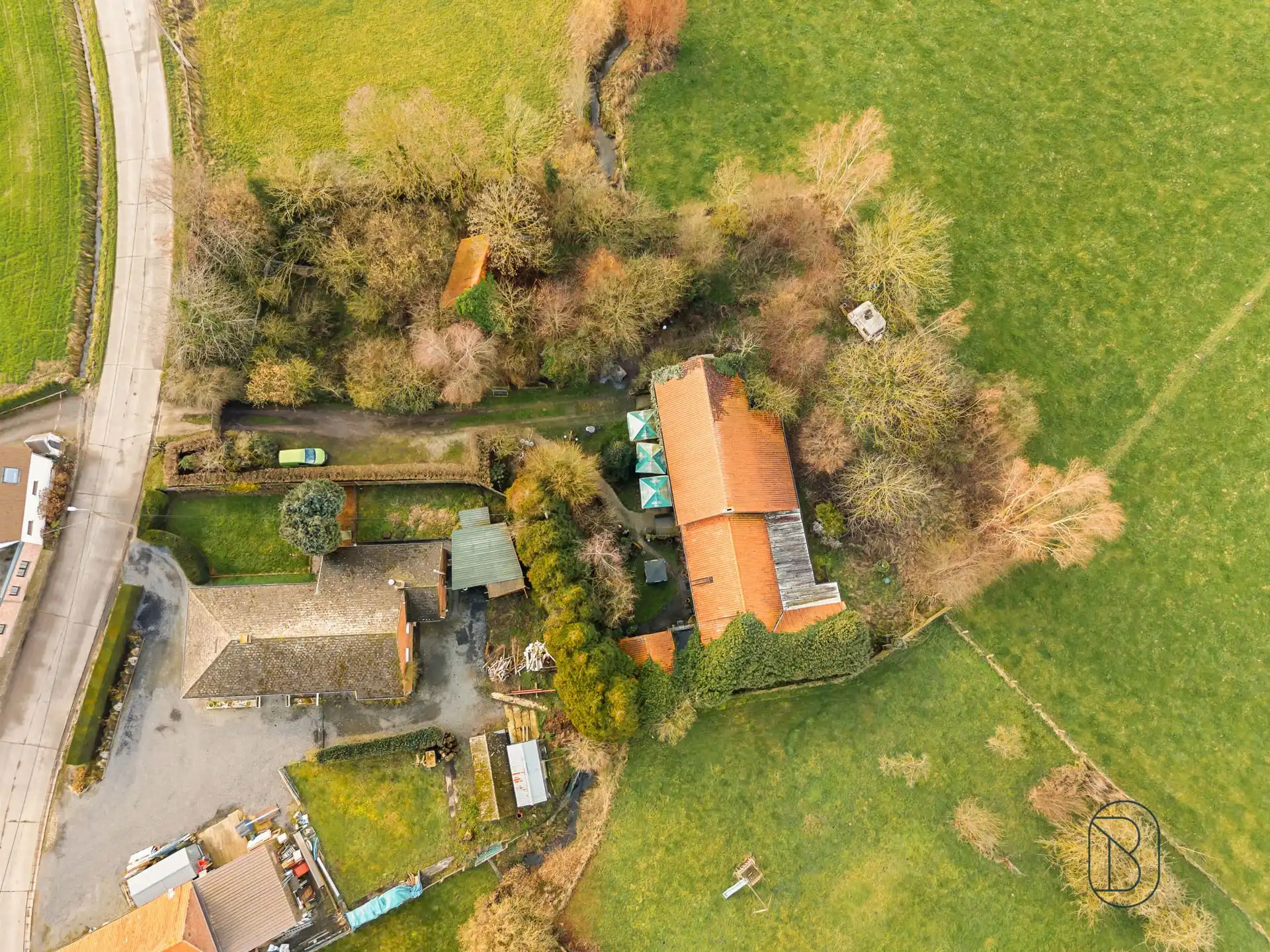 Hoeve met handelsruimte en woning, ideaal gelegen! foto 2