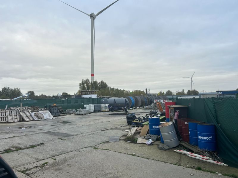 Omheind en buitenopslagterrein met een oppervlakte van +/- 909 m² foto 5